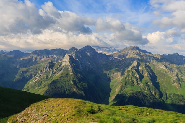 Panorama von grünen Bergen mit blauem Himmel und weißen Wolken