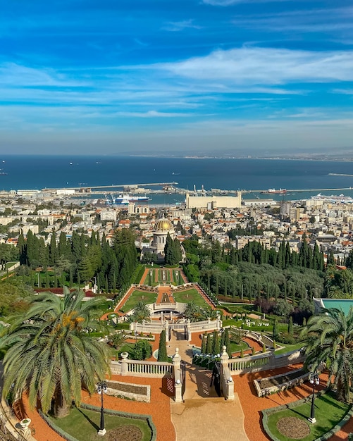 Panorama von Haifa und Blick auf die Bahai-Gärten und den Bahai-Tempel. Israel.