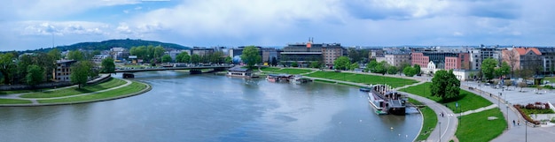 Panorama von Krakau in Polen, mit Weichsel, Podwawelski-Brücke im Mai 2017