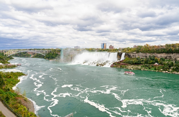 Panorama von Niagara Falls im Herbst, Ontario, Kanada