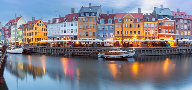 Foto panorama von nyhavn mit farbenfrohen fassaden alter häuser und schiffe in der altstadt von kopenhagen, dänemark