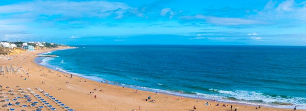 Panorama von Portimao-Strand mit Touristen in Algarve Portugal