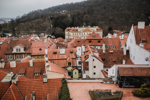 Panorama von Prag mit roten Dächern und Kirche. Stadtansicht der Altstadt von Praha. Rustikale graue Farbtöne.