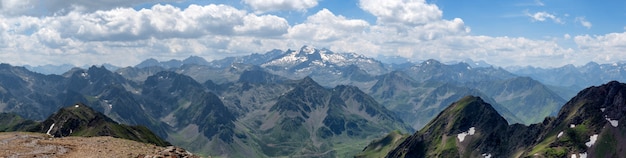 Panorama von Pyrenäen-Bergen in Frankreich