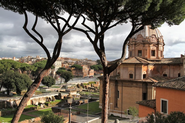 Panorama von Rom auf der Via dei Fori Imperiali Kirche der Heiligen Lukas und Martina auf der rechten Seite