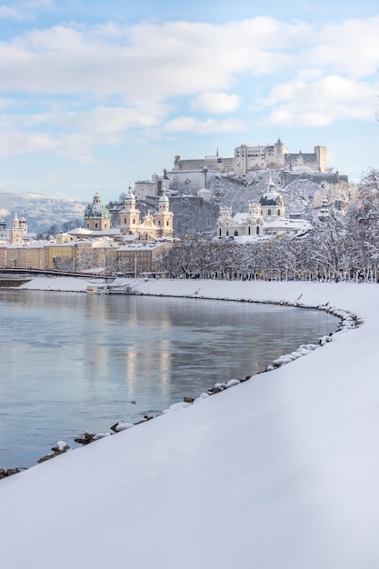 Panorama von Salzburg im Winter Verschneite Altstadtsonne