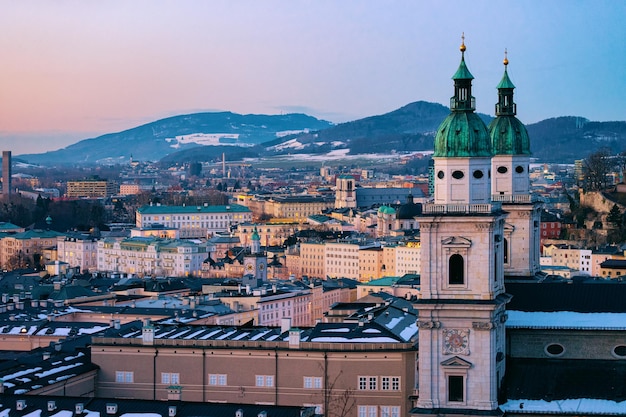 Panorama von Salzburg und Dom mit Schnee von der Festung Hohensalzburg in Österreich am Abend. Landschaft und Stadtbild der Mozartstadt in Europa im Winter. Ansicht der alten österreichischen Stadt Salzburgerland