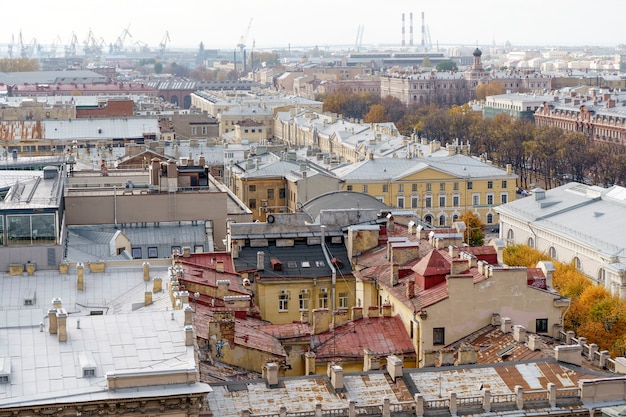 Panorama von st petersburg aus dem hintergrund höhenansicht der dächer von st petersburg im herbst...