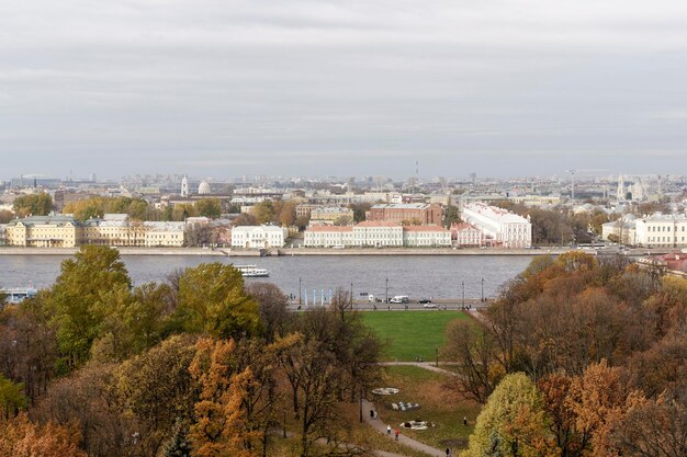 Panorama von st petersburg aus dem hintergrund höhenansicht der dächer von st petersburg