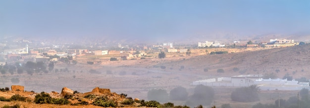 Panorama von Tataouine im Morgennebel. Süd-Tunesien, Afrika