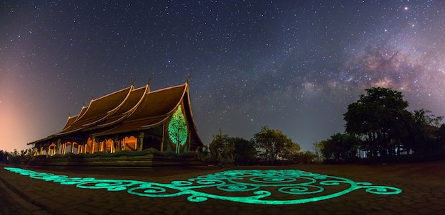 Panorama von Tempel Sirindhorn Wararam Phuproud in Ubon Ratchathani-Provinz nachts und in der Milchstraße