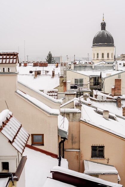 Panorama von verschneiten Gebäudedächern Lviv Ukraine Dezember 2023