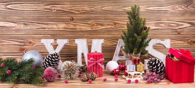 Panorama von Weihnachten mit Bällen und Weihnachtsgeschenken, Kerzen