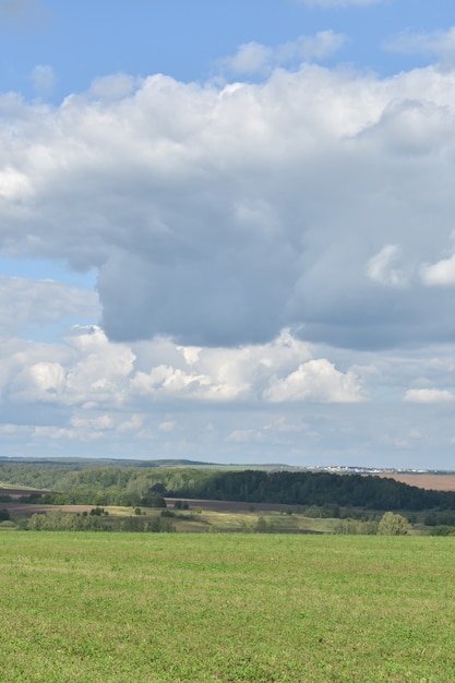 Panorama von Weitfeld und Wolken