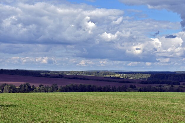 Panorama von Weitfeld und Wolken