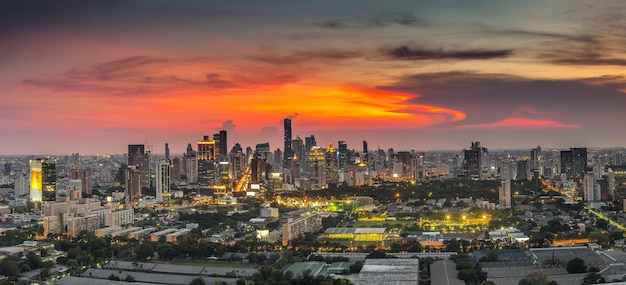 Panorama von Zeit Bangkok-Stadtbilds in der Dämmerung