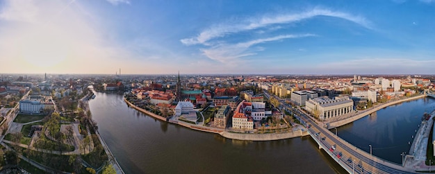 Panorama de Wroclaw con puente de coche sobre la vista aérea del río Odra