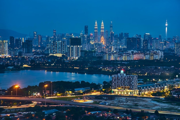 Panorama xAview no meio do horizonte da paisagem urbana de Kuala Lumpur Cena noturna Malásia