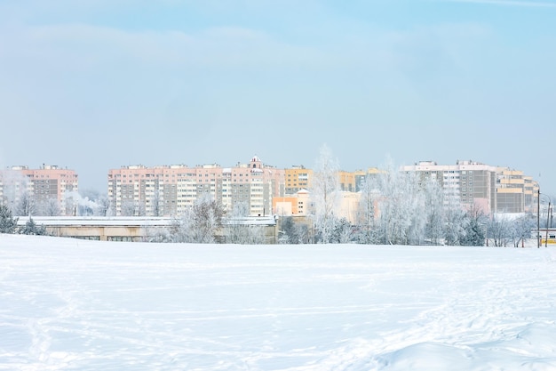 Panorama de la zona residencial de la ciudad en un soleado día de invierno con árboles de escarcha