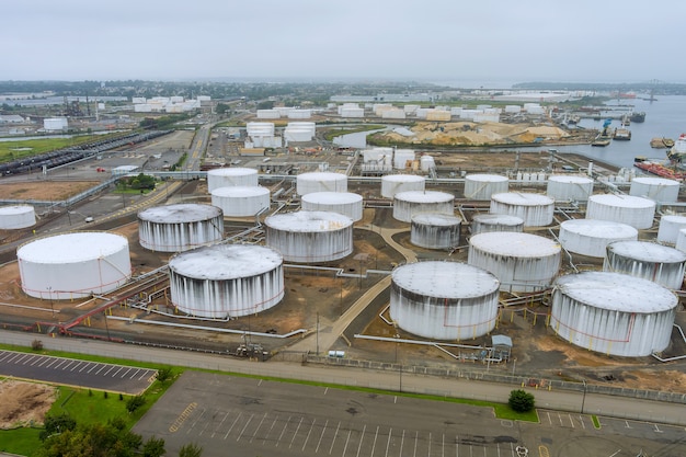 Panoramaansicht der Ausrüstung Ölrohrleitung Stahl mit Ventil aus großem Öllagertank