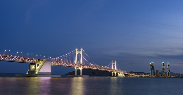 Panoramaansicht der Busan-Gwangandaegyo-Brücke am Haeundae-Strand in Busan, Korea