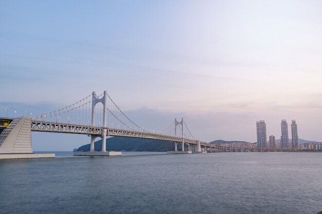 Panoramaansicht der Busan Gwangandaegyo-Brücke (Diamantbrücke) am Strand von Haeundae in Busan, Korea.