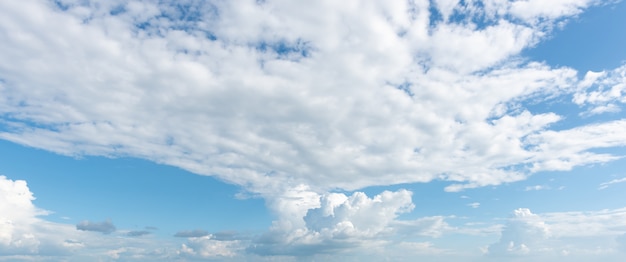 Panoramaansicht des Naturhimmels mit Wolkenhintergrund