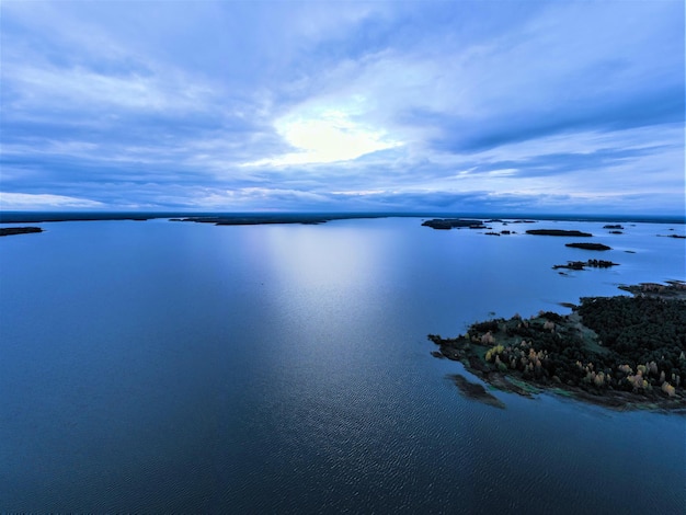 Panoramaantenne der Insel auf dem Wasser.