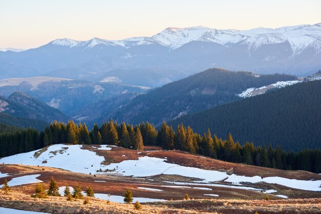 Panoramaaufnahme der schönen Berge Ansicht wanderndes aktives Erholungskonzept