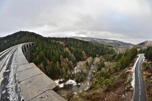 Foto panoramaaufnahme der straße durch den berg gegen den himmel