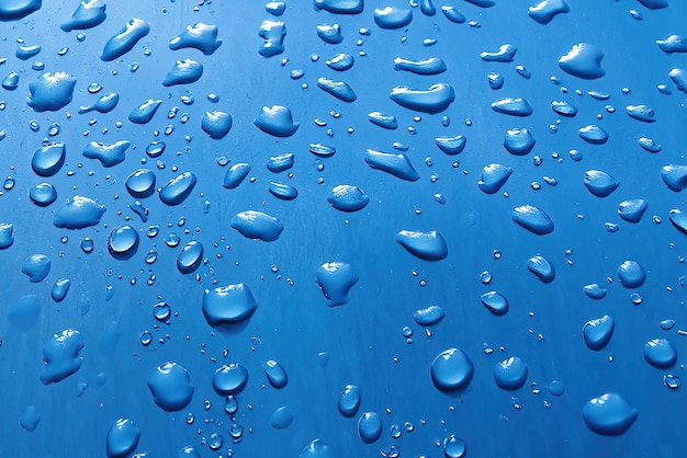 Panoramabanner mit Wassertropfen auf blauem Metall