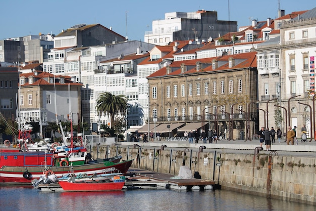 Panoramabild der Hafenpromenade in der Innenstadt von A Coruna