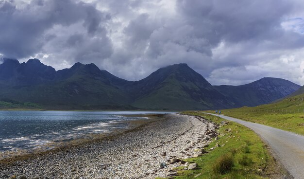 Panoramabild der schönen malerischen Route zum Dorf Elgol im Sommer, Schottland