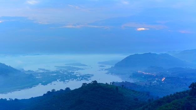 Panoramabild der wunderschönen Landschaft am Phu Huai Isan mit Nebel in der Dämmerung in Nong Khai, Thailand