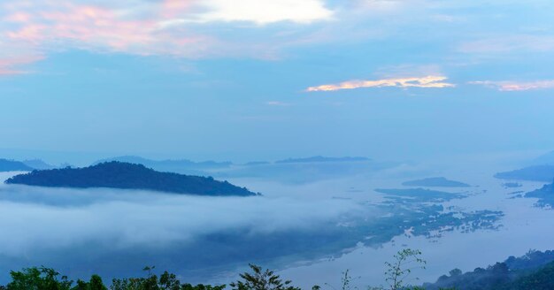 Panoramabild der wunderschönen Landschaft von "The Sea of Mist" bei Phu Huai Isan in der Dämmerung in Nong Khai, Thailand