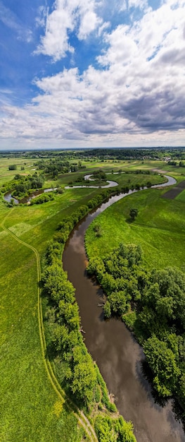 Panoramabild des kurvigen Flusses Nida bei Spring Poland Drone View