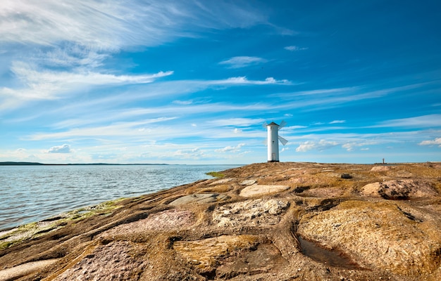 Panoramabild einer Küste durch Leuchtturm in Swinoujscie, Polen