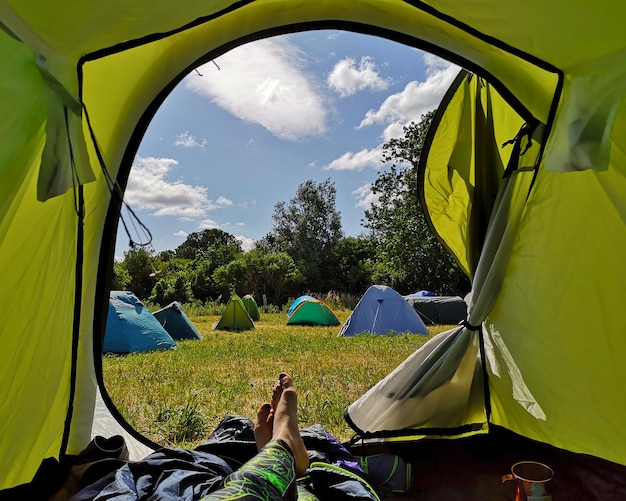 Panoramabild eines Zeltes auf dem Feld gegen den Himmel