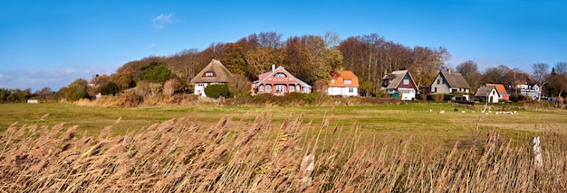 Panoramabild mit traditionellen häusern in kloster, hiddensee-insel, baltische küste von norddeutschland