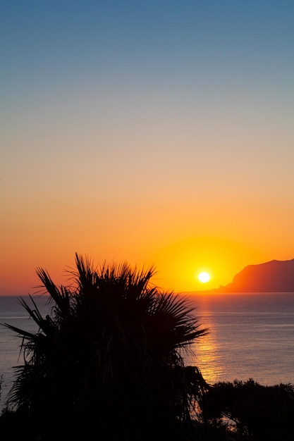 Panoramabild Sonnenaufgang auf der paradiesischen Bucht des Mittelmeers in der Nähe von Scopello