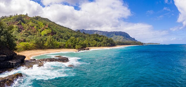 Foto panoramabild vor der küste über dem lumahai-strand auf der hawaiianischen insel kauai