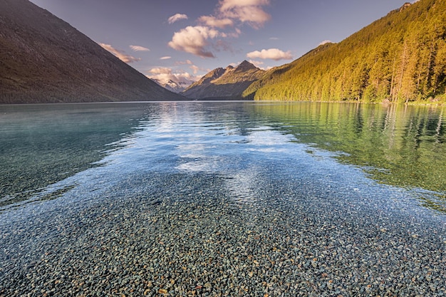 Panoramablick am Morgen auf die berühmte Naturattraktion des Altai und Russlands, den unteren Multa-See bei Sonnenaufgang mit majestätischem Himmel, Nationalpark und Angelkonzept