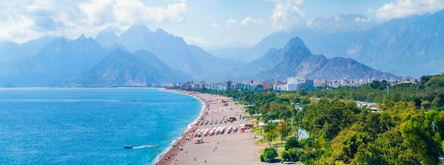 Panoramablick auf Antalya und die Mittelmeerküste und den Strand und schöne Berge in den Wolken. Antalya, Türkei
