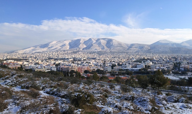 Panoramablick auf Athen und die Berge im Schnee in Griechenland