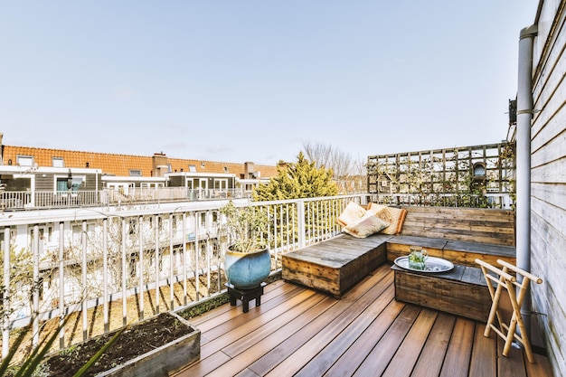 Panoramablick auf Backsteingebäude vom Balkon