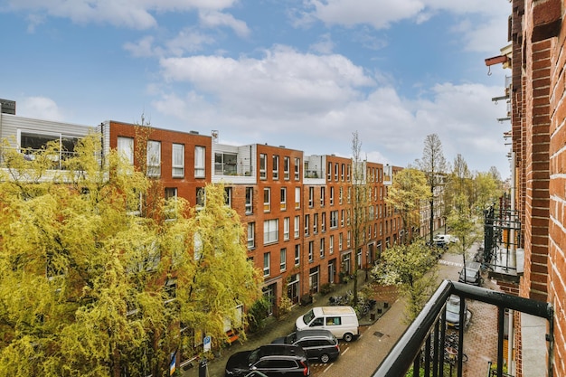 Panoramablick auf Backsteingebäude vom Balkon