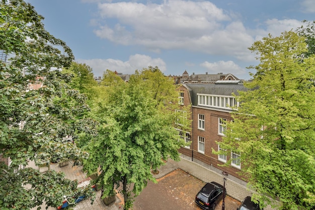 Panoramablick auf Backsteingebäude vom Balkon