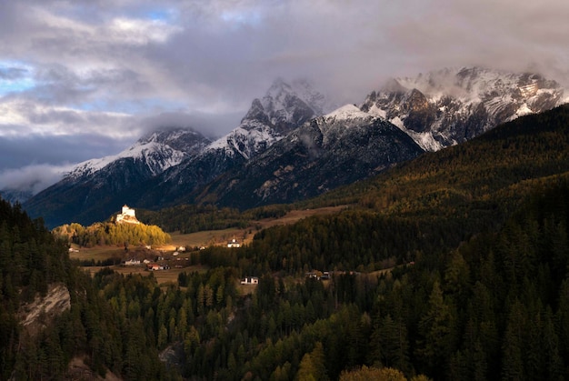 Panoramablick auf Bäume und Berge gegen den Himmel