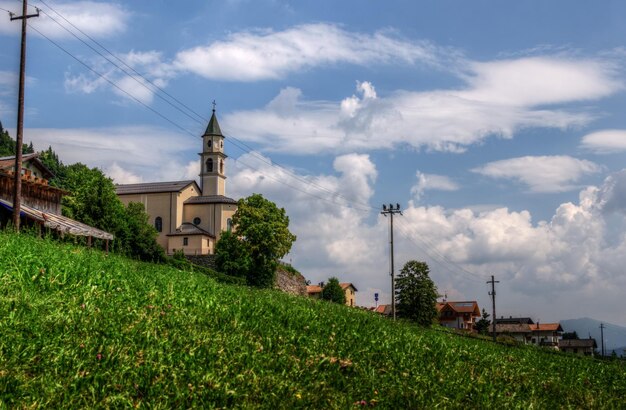 Panoramablick auf Bäume und Gebäude gegen den Himmel