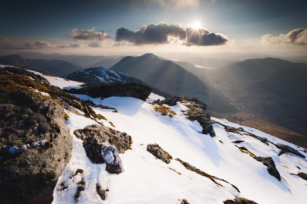 Panoramablick auf Berge gegen den Himmel im Winter